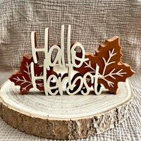 Herbst Deko „Hallo Herbst" | Herbstliche Tischdekoration Aus Pla 3D Druck Herbstschild Mit Blättern Herbstdeko Modern von lovelythingsannalena