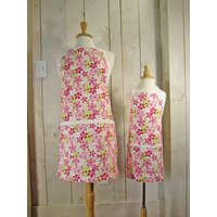 Daisy Field Mommy & Me | Kindergröße Schürzen-Set - Wendbar von luckyduckydesigns