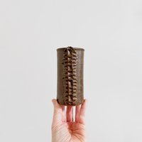 Kleine Vintage Marked/Signiert Studio Keramik Vase Topf Artisan Braun Erdton Glasur Zylinderform von luola
