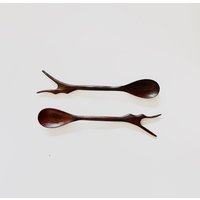 Vintage Rustikale Moderne Hand Geschnitzte Hartholz/Hölzerne Salat Servierlöffel Utensilien Zange Rosenholz Dunkles Warmes Holz Biomorph Skulptural von luola