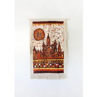 Wunderbare Vintage Mid Century Signierte Batik Baumwolle/Leinen Textil Wand Kunst Hängen Stadt Scape in Orangen Rottönen Brauntönen Wunderbare Vintage Mid Century Signierte Batik Baumwolle/Leinen Textil Wand Kunst Hängen Stadt Scape in Orangen Rottönen Brauntönen von luola