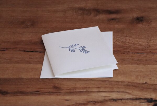 luscinia Handbedruckte Stoff-Grußkarte "Blaue Blume auf Weiß" mit Briefumschlag von luscinia
