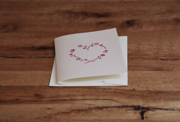luscinia Handbedruckte Stoff-Grußkarte "Blumenherz" mit Briefumschlag von luscinia