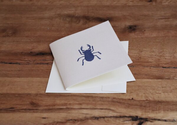 luscinia Handbedruckte Stoff-Grußkarte "Dünner Käfer" mit Briefumschlag von luscinia