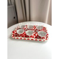Set Mit 6 Vintage Red Apple Glas - Und Metallbechern Passendem Apfeltablett, Retro-Roter-Apfel-Teebecher, Mcm-Apfelbecher, Retro-Apfelbecherset von luvieduvievintage