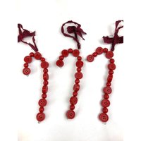 Set Von 3 Zuckerstangen Rot Ornamente Hängende Holzknöpfe von luvredford