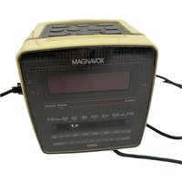Vintage Eckiger Würfel-Wecker Radio von luvredford