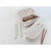 Federmäppchen Light Blue, Patches, Etui, Mäppchen, Stifte, Schlamper, Geschenke Junge, Schulkind, Stifteetui, Federtasche Junge Mädchen von lyllevenn
