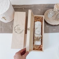 Holzkiste Für Taufkerze Personalisiert, Geschenkbox Mit Gravur Als Kerzenbox, Geschenk Taufe, Konfirmation, Kommunion Oder Zeitkapsel Holzkiste Für Taufkerze Personalisiert, Geschenkbox Mit Gravur Als Kerzenbox, Geschenk Taufe, Konfirmation, Kommunion Oder Zeitkapsel von lyllevenn