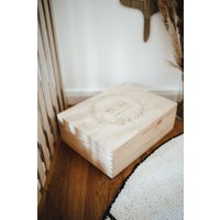 Personalisierte Holzkiste | Pfingstrosen Erinnerungskisten Holz Hochzeitsgeschenk Erinnerungsbox Geburtsgeschenk Baby von lyllevenn