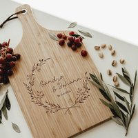 Schneidebrett Personalisiert Als Geschenk, Hochzeitsgeschenk, Einzugsgeschenk, Für Paare Und Familien, Servierbrett Aus Bambus, Classic Schneidebrett Personalisiert Als Geschenk, Hochzeitsgeschenk, Einzugsgeschenk, Für Paare Und Familien, Servierbrett Aus Bambus, Classic von lyllevenn