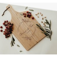 Schneidebrett Personalisiert Als Geschenk, Hochzeitsgeschenk, Einzugsgeschenk, Für Paare Und Familien, Servierbrett Bambus, Eukalyptus von lyllevenn