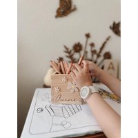 Stiftehalter Aus Holz Personalisiert, Stiftebox, Personalisiertes Geschenk, Geschenk Einschulung, Zum Schulstart Für Stifte Mit Daisy Blumen von lyllevenn