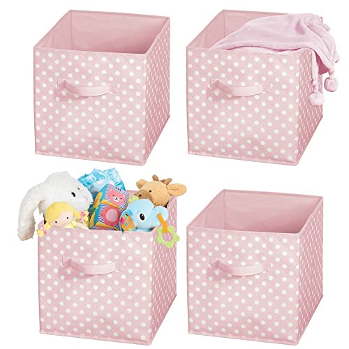 mDesign Aufbewahrungsbox für Kleidung oder Spielzeug für Kinderzimmer (4 Stück) – quadratische Aufbewahrungsbox mit Stoffgriff – Aufbewahrungsbox, Stoff mit erfrischendem Punktemuster – Rosa und Weiß von mDesign