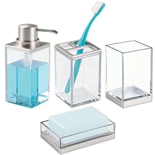 mDesign Badezimmer-Zubehör-Set – inklusive Seifenspender-Pumpe, geteiltem Zahnbürstenhalter, Becher, Seifenschale – quadratischer Kunststoff – 4 Stück – klar/gebürstet von mDesign