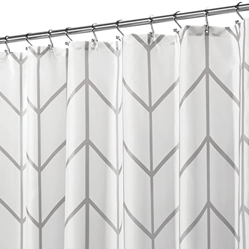 mDesign Duschvorhang aus Polyester – modernes Badzubehör für die Dusche – wasserabweisende Duschgardine im Fischgrätenmuster – 180 x 180 cm – grau und weiss von mDesign