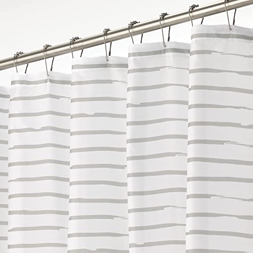 mDesign Duschvorhang – wasserabweisender Badewannenvorhang mit modernem Streifenmuster – pflegeleichter Duschvorhang – weiß und hellgrau mDesign Duschvorhang – wasserabweisender Badewannenvorhang mit modernem Streifenmuster – pflegeleichter Duschvorhang – weiß und hellgrau von mDesign