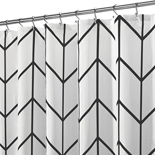 mDesign Duschvorhang – wasserabweisender Spritzschutz mit attraktivem Muster – pflegeleichter Badewannenvorhang – schwarz/weiß von mDesign