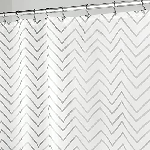 mDesign Duschvorhang – wasserabweisender Spritzschutz mit attraktivem Zick-Zack-Muster – pflegeleichter Badewannenvorhang – weiß und silberfarben von mDesign