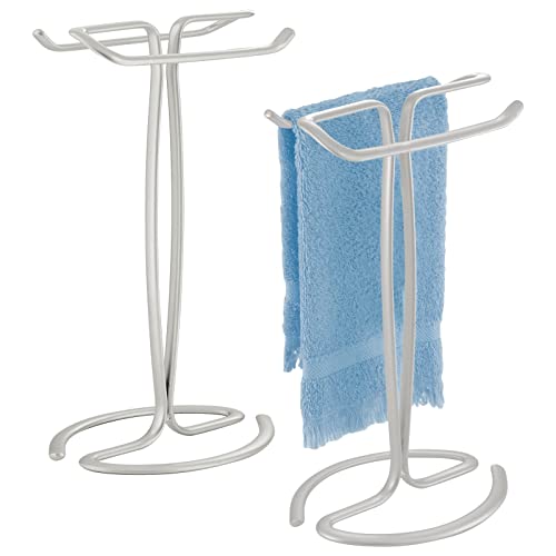 mDesign Handtuchhalter für den Waschtisch – frei stehender Handtuchständer für 2 kleine Gästehandtücher – kompakte Handtuchhalterung aus Metall – 2er-Set – hellgrau von mDesign
