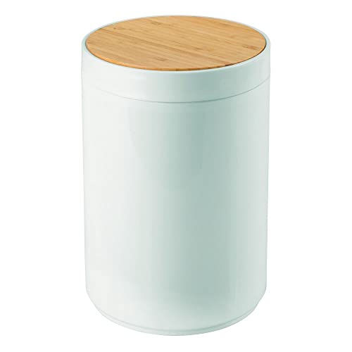 mDesign Kleiner runder Kunststoff-Mülleimer, Abfalleimer mit Bambus-Schwingdeckel, für Badezimmer, Küche, Heimbüro, 5 Liter, Mint/Naturholz-Finish von mDesign