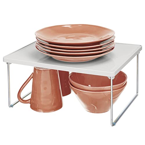 mDesign Küchenregal – Tellerregal für Arbeitsplatte und Küchenschränke – stapelbare Geschirrablage aus Kunststoff mit klappbaren Metallbeinen – hellgrau von mDesign
