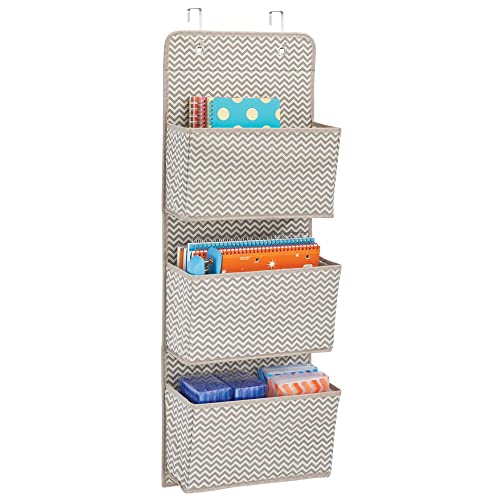 mDesign Schrank-Organizer in Chevron-Muster – Hängeorganizer mit 3 Fächern aus atmungsaktivem Polypropylen – Mehrzweckschrank für die Tür – für Kinderzimmer, Schlafzimmer & Co. von mDesign