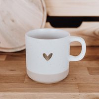 Herz - Keramiktasse in Weiß | Steingut Tasse Becher Mit Henkel, Graviert, Geschenk Zum Geburtstag, Muttertag, Vatertag Herz - Keramiktasse in Weiß | Steingut Tasse Becher Mit Henkel, Graviert, Geschenk Zum Geburtstag, Muttertag, Vatertag von maberyDE