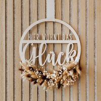 Hier Wohnt Das Glück - Trockenblumenkranz/Holzkranz Mit Trockenblumen | Perfektes Geschenk Zum Geburtstag, Hochzeit Oder Einzug von maberyDE
