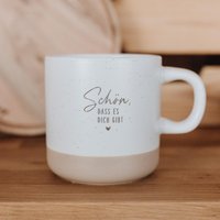 Schön, Dass Es Dich Gibt - Keramiktasse in Weiß | Steingut Tasse Becher Mit Henkel, Graviert, Geschenk Zum Geburtstag, Muttertag, Vatertag von maberyDE