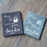 Geschirrtuch Zur Hochzeit - Personalisierbar Mit Namen Geschenk Für Paare Baumwollhochzeit Coole Sprüchen Baumwolle von machbarmanufaktur