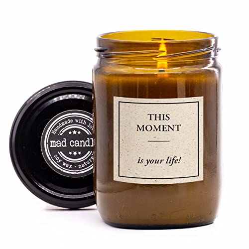 Mad Candle Duftkerze mit Spruch | This Moment | Geschenk für Frauen | Lustige Kerze mit Zitat | Geburtstagskerze | Kerze mit Spruch zum Verschenken an Freunde & Familie Mad Candle Duftkerze mit Spruch | This Moment | Geschenk für Frauen | Lustige Kerze mit Zitat | Geburtstagskerze | Kerze mit Spruch zum Verschenken an Freunde & Familie von mad candle