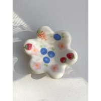 Ringhalter Twinkle Berry - Perfekter Nachtschmuck-Schmuckhalter Handgefertigter Aus Keramik Preis Für Ein Individuelles Schmuckstück von madebyCdesign