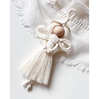 Makramee-Engel „Livy" Mittelgroß Geschenkanhänger Zur Taufe, Einschulung, Geburtstag, Schutzengel, Weihnachtsschmuck, Weihnachtsdeko Makramee-Engel „Livy" Mittelgroß Geschenkanhänger Zur Taufe, Einschulung, Geburtstag, Schutzengel, Weihnachtsschmuck, Weihnachtsdeko von madebyjuliaRa
