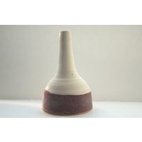 Abstrakte Klobige Kleine Steingut Keramik Flasche Mit Roter Glasur, Von Hand Geworfen Abstrakte Klobige Kleine Steingut Keramik Flasche Mit Roter Glasur, Von Hand Geworfen von madebymanos