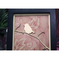 Gerahmte Kunst. Laser Geschnittene Vogel Auf Einem Zweig Mit Vintage Tapete in Schwarzen Rahmen Gerahmte Kunst. Laser Geschnittene Vogel Auf Einem Zweig Mit Vintage Tapete in Schwarzen Rahmen von madebymanos