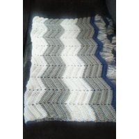 Graue Chevron Junge Decke von madebynonniep