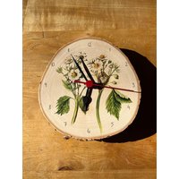 Wanduhr Mit Vintage Motiv Erdbeerblüte Auf Birken Astscheibe Leisem Uhrwerk von madevaholzliebe