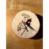 Wanduhr Mit Vintage Motiv Fenchel Auf Birken Astscheibe Leisem Uhrwerk Wanduhr Mit Vintage Motiv Fenchel Auf Birken Astscheibe Leisem Uhrwerk von madevaholzliebe
