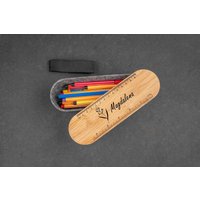 Federmäppchen Etui Box Für Stifte Aus Filz Mit Holzdeckel Und Deiner Wunschgravur Geschenk Schüler Studenten Einschulung von madewithlovebymadita
