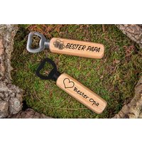 Flaschenöffner Personalisiert - Vatertagsgeschenke, Vatertag Geschenk, Papa Männer Geburtstagsgeschenk Mann Opa Flaschenöffner Personalisiert - Vatertagsgeschenke, Vatertag Geschenk, Papa Männer Geburtstagsgeschenk Mann Opa von madewithlovebymadita