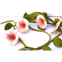 Blütengirlande in Weiß Rosa Aus Filz, Filzgirlande, Gefilzte Petuniengirlande Für Das Fenster von mafiz