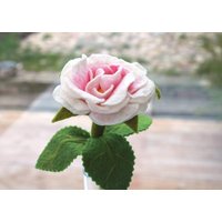Rose in Weiß Und Rosa , Langstielige Handarbeit Gefilzte Rose, Als Geschenk Für Die Mama Oder Deko Vase von mafiz