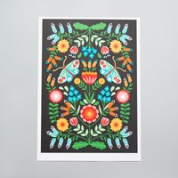 Motten Und Blumen Auf Schwarz Illustriertem A4 Druck von maggiemagoodesigns