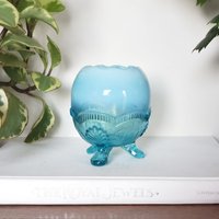 Manila Blue Opalescent Durch Modell Flint Hellblaue Opalisierende Glas Rosenschale Footed Vase von magicalcookiejar