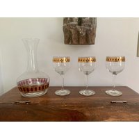 Mid Century Modern Barware Culver Pisa Weingläser Und Karaffe Set Cranberry Spiralmuster Rot Gold Glaswaren 22Kt von magpiesvintageflea
