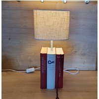 Bücher Lampe, Bibliothekslampe , Leselampe, Weiß, Rote Deko Tischleuchte, Besondere Einzelstück. Beistell Lesefreunde von maikelhandmade