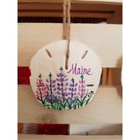 Handbemaltes Sanddollar Ornament Maine Lupinen Blume von mainelypetportraits