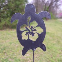 Metall Schildkröte Gartenstecker - Stahl Gartendekoration Hawaii Hibiskus Blume Yard Art Marker von makertable