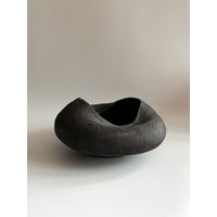 Schwarze Keramik Vase | Handgemachte Strukturierte Design Wohndekor Gefäß Unikat Ikebana von makuceramic